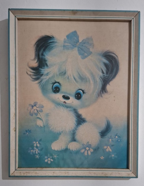 Print industrial anos 70. Cachorrinho estilo "Big Eyes". - - Tema: Filhote de cachorro branco e azul, laço, olhos grandes estilo Margaret Keane. Flores azuis. Estética "kitsch fofo" anos 70-80. Decora