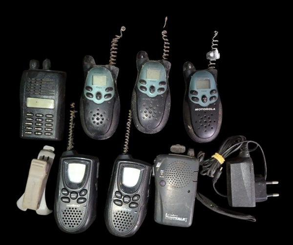 Lote de rádios comunicadores/walkie-talkies antigos. No Estado - 7 aparelhos + 1 fonte + 1 clip: - Não testado e provavelmente não funcionam - 1. Motorola Talkabout T5025/T5035 - 3 unidades. Linha azu