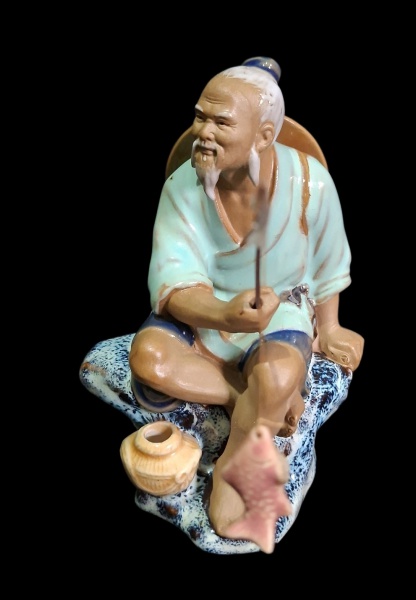 Escultura em cerâmica "Mudman" - Pescador Oriental. - - Tipo: Figurine de "Mudman" chinês ou Shiwan. Cerâmica policromada representando um velho pescador com vara, peixe, pote e chapéu de palha nas co