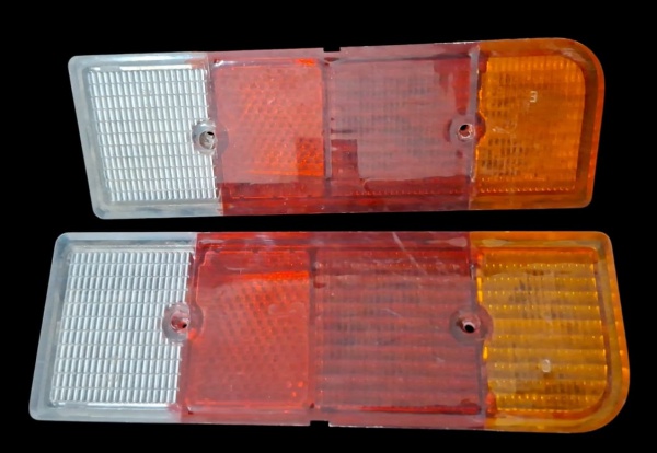 Par de lentes de lanterna traseira - Chevrolet Chevette 1973-1982 - - Modelo: Lentes tricolores - ré cristal, freio/lanterna vermelho, seta âmbar. Formato e encaixe batem com Chevette "tubaronzinho" 1