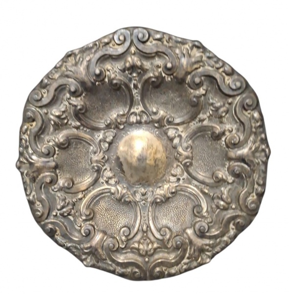 Salva - Medalhão pequena em metal prateado repuxado - Estilo: Rococó/Romântico. Arabescos em relevo, conchas e volutas. Trabalho de repuxado. Padrão muito produzido entre 1890-1950 - Patina escura nat