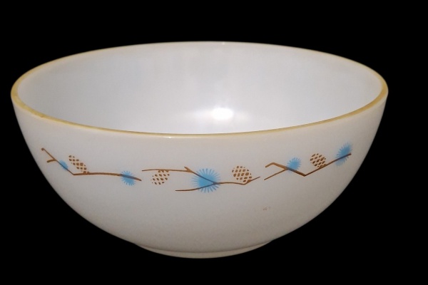 Bowl opalinado da Termo Rey n. 54 - Profundidade 9cm - Diâmetro 19cm. - Tipo: Bowl/tigela de servir em vidro opala branco leitoso. Padrão "Pinha" com galhos, pinhas e flores azuis - Esse padrão "Pine