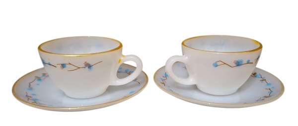 Par de xícaras com pires em opalina/termover com filete dourado e floral azul - - Tipo: Par de xícaras de café/chá com pires. Tamanho cafezinho, 70ml- Material: Vidro opalino leitoso, conhecido como "