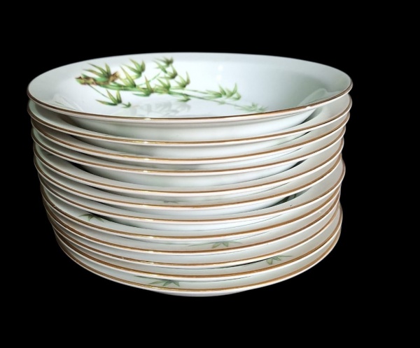 Lote com 11 pratos fundos de sopa de fina porcelana Japonesa da Hira Tah-Kay com decoração típica com imagens de bambu e folhagens, borda filetada a ouro, excelente qualidade. Diam. 19cm