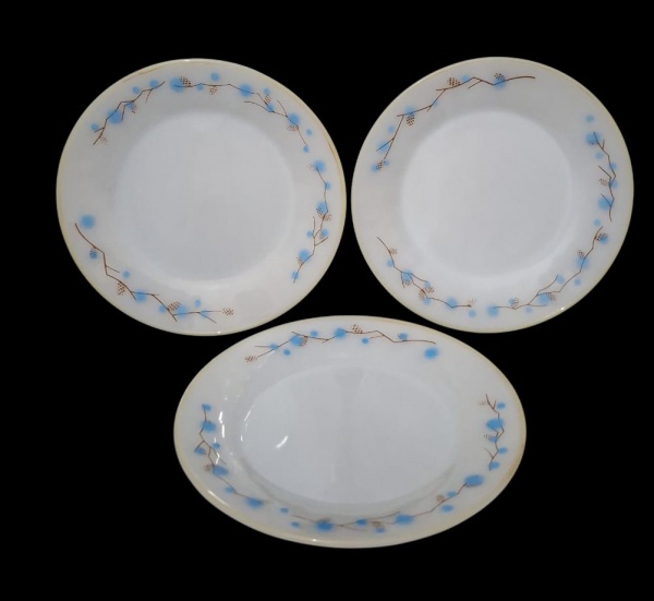Conjunto com 3 peças em opalina/termover: - vidro opala branco leitoso. Padrão "Pinha" com galhos, pinhas e flores azuis - Esse padrão "Pine Cone" ou "Pinha" foi um dos mais vendidos da marca entre 19