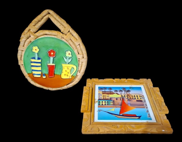 Lote com 2 descanso de Panela quente artesanais decorado com quadros : 1 azulejo em fibra e 1 azulejo em moldura entalhada - - Tipo: Prato/azulejo esmaltado com moldura em palha trançada, suporte pra