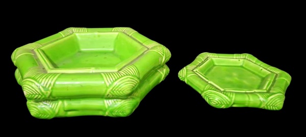 Par de cinzeiros/centros de mesa em cerâmica faiança verde "falso bambu"*apresenta pontos de perda da pintura ecrestauro. Med 30cm x 8cm e 21cm x 4cm