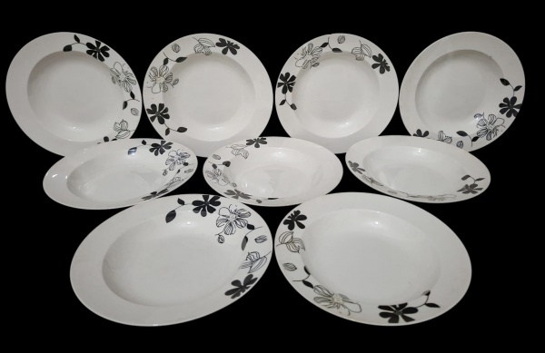 Jogo com 9 pratos fundos em porcelana/tempered glass, floral preto e branco diam. 21,5cm - Padrão contemporâneo, anos 2000-2010 - Estampa floral estilizada em preto. Flores chapadas e flores contorno.