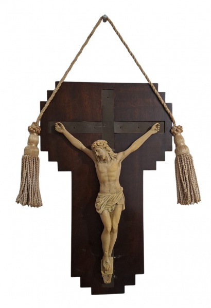 Crucifixo de parede em madeira com Cristo em estuque e cordão com tassel. Med. 42cm x 27cm - - Tipo: Crucifixo de parede. Peça decorativa/devocional anos 1980-1990- Material: Base em madeira escura es