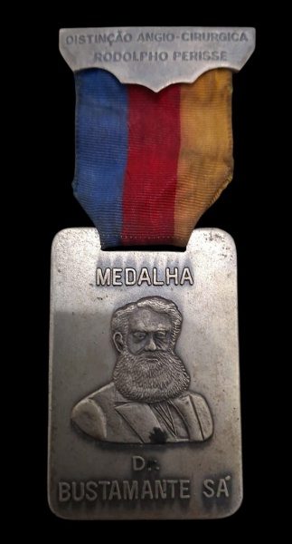 Medalha Distinção Angio-Cirúrgica Rodolpho Perisse - Dr. Bustamante Sá - Medalha comemorativa retangular com fita tricolor azul, vermelha e amarela. ANVERSO - Homenagem da área médica/cirúrgica - Insc