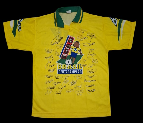 Camisa antiga da LBV tamanho g comemoração Brasil pentacampeão com com assinatura dos jogadores entre ele Ronaldinho, Jardel, Zico, Rivaldo, Taffarel, Leonardo Gonçalves, entre outros camisa esta que
