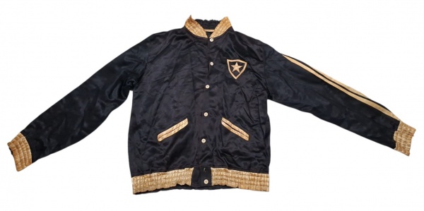 Jaqueta do Botafogo - Modelo Vintage com numeração - - Jaqueta estilo varsity/bomber do Botafogo. Base preta em cetim/seda, detalhes dourados/bege na gola, punhos, barra e listras das mangas. Escudo d