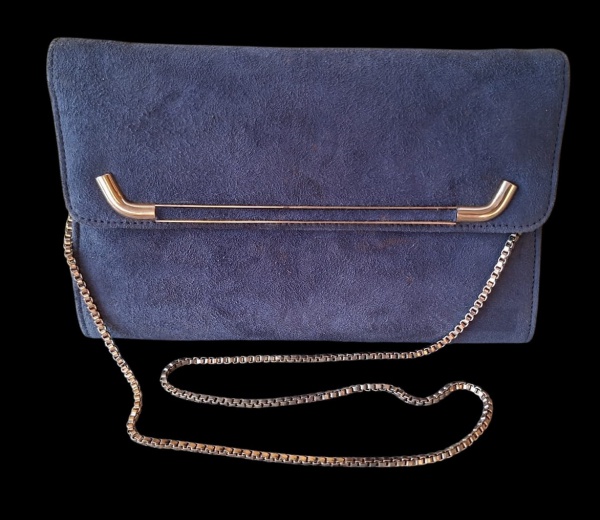 Clutch Azul Suede/Camurça com Barra Dourada - Descrição:- Modelo: Envelope clutch com aba + alça corrente box fina removível- Material: Camurça/suede azul petróleo/royal + barra metálica dourada horiz