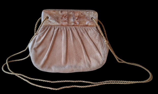 Bolsa Saco Veludo com Armação Lucite Mármore - Descrição:- Modelo: Bolsa saco/franzida com armação rígida superior + cordão torcido duplo- Material: Veludo/veludo cotelê nude/rosa antigo + armação acr