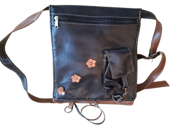 Bolsa Carteiro Couro com Apliques de Flor - Descrição:- Modelo: Bolsa carteiro/messenger retangular com aba + zíper + bolso frontal + alça regulável- Material: Couro liso preto/marrom escuro com base