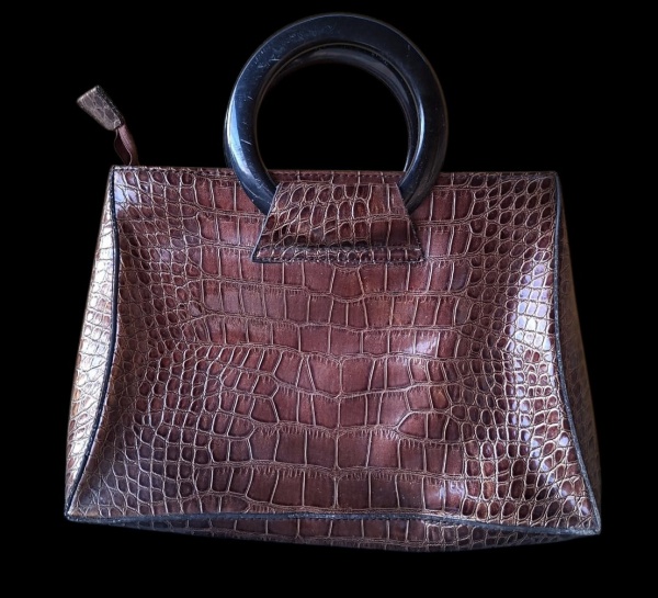 Bolsa Croco Marrom com Alça Argola Bakelite - Descrição:- Modelo: Bolsa estruturada trapezoidal com alça superior argola grande- Material: Couro estampa crocodilo marrom café + alça argola preta em ba