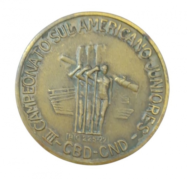 Medalha de Bronze uma face com imagens de atletas em alto relevo na galeria central com a inscrição na borda III Campeonato Sul Americano Juniores. CBD - CND - Rio 22/5/77. Diam. 50mm