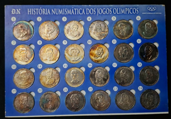 Álbum - História Numismática dos Jogos Olímpicos - Cartela azul com 24 medalhas/moedas metálicas. Título "HISTÓRIA NUMISMÁTICA DOS JOGOS OLÍMPICOS" + logo do "COMITÉ OLÍMPICO DE PORTUGAL" - Cada moeda