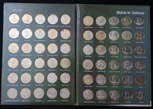 Coleção - Grandes Figuras Portuguesas - Diário de Notícias - - Item: Álbum verde do "Diário de Notícias" com 50 medalhas/moedas comemorativas. Título "COLEÇÃO GRANDES FIGURAS PORTUGUESAS". Cada peça t