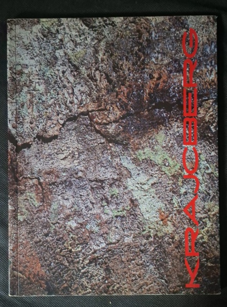 Livro - Kranzberg - Catálogo/Livro de arte do artista Kranzberg. Capa com foto macro de textura de casca de árvore/musgo. Título "KRANZBERG" vertical em vermelho - Kranzberg é nome artístico de Klaus 