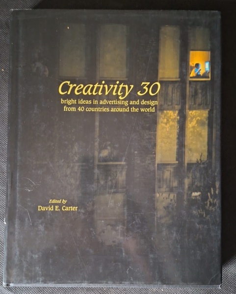 Livro - Creativity 30 by David E. Carter - com 384 p. - "Creativity 30: bright ideas in advertising and design from 40 countries around the world". Editado por David E. Carter. Capa dura preta com fot