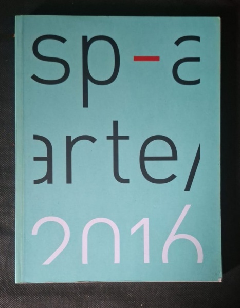Catálogo - SP-Arte 2016 - Catálogo oficial da SP-Arte 2016. Capa azul/turquesa com tipografia espelhada "sp-arte 2016". Design minimalista assinado por estúdio gráfico - Contexto: SP-Arte é a principa