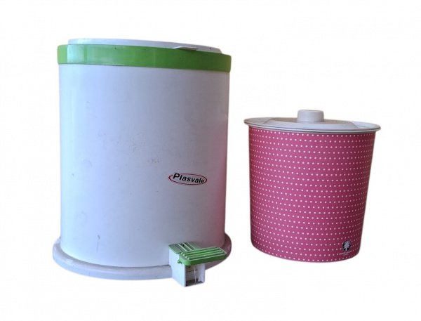 Lote com 2 lixeiras de plástico, uma da Plasvale com 27cm de altura e uma rosa da Monte Líbano com 17 cm de altura.