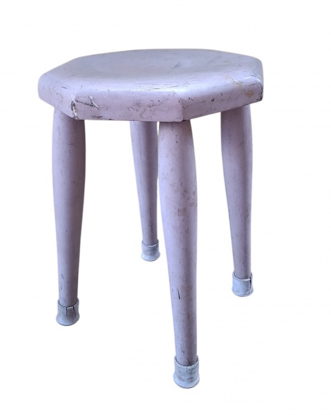Banquinho de Madeira 4 Pés - Assento Octogonal -cor lilas - Banquinho de madeira maciça com assento octogonal/8 lados e 4 pernas torneadas cônicas. Pintura lilás/rosa claro envelhecida, com desgaste n