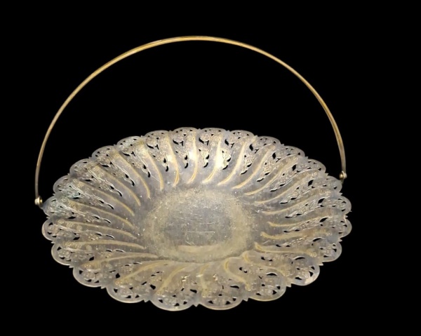Fruteira para centro de mesa em metal com banho de prata com alça e pé Diâmetro 25cm - Altura 7cm - - Tipo: Fruteira de centro de mesa, também chamada de bomboniere ou cesta de doces. Corpo vazado em
