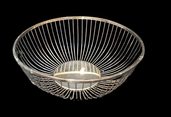 Fruteira/Cesta aramada em aço inox - Design modernista - Altura 9cm - Diâmetro 26cm. Com 385g - prata 90 marcada no fundo. - - Tipo: Fruteira de mesa em arame de aço. Estrutura vazada com fios converg
