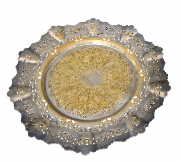 Centeinho de mesa com banho de prata - pes em esfera - pequena mossa na parte central com borda vazada decoração com folhagem feitas de cinzel * com 25cm de diâmetro e 275g - - Tipo: Prato decorativo