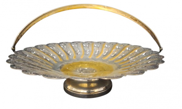 *Fruteira para centro de mesa com alça em prata 90 da Aurea com 345g e 24cm de diâmetro. - - Tipo: Fruteira de pé com alça móvel. Corpo em formato de concha/radial, borda vazada e centro com banho dou