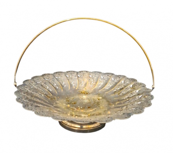 Fruteira para centro de mess em prata 90 da Aurea apresenta desgastes, com alça - modelo "girassol" com florais Alt. 7cm - Diâmetro 24cm - com 350g - - Tipo: Fruteira de mesa com alça basculante. Mode