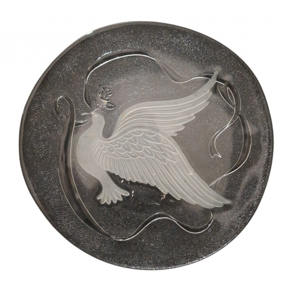 Prato decorativo de vidro com jateado da pomba da paz em relevo fosco Diâmetro 34cm - - Tipo: Prato decorativo de vidro com desenho de pomba segurando ramo de oliveira e fita. Tema "pomba da paz"- Téc