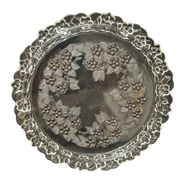 Prato para bolo em vidro moldado com guirlanda de frutas e borda floral bordado em alto relevo com 34cm de diâmetro - Peso 1920g. - - Tipo: Prato para bolo/torta com borda recortada. Decoração de guir