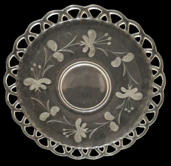 Prato raso em vidro/cristal com borda vazada e lapidação floral - Diâmetro 32cm - - Tipo: Prato raso decorativo/servir. Borda vazada tipo "rendada" e decoração central lapidada/gravada a ácido com flo