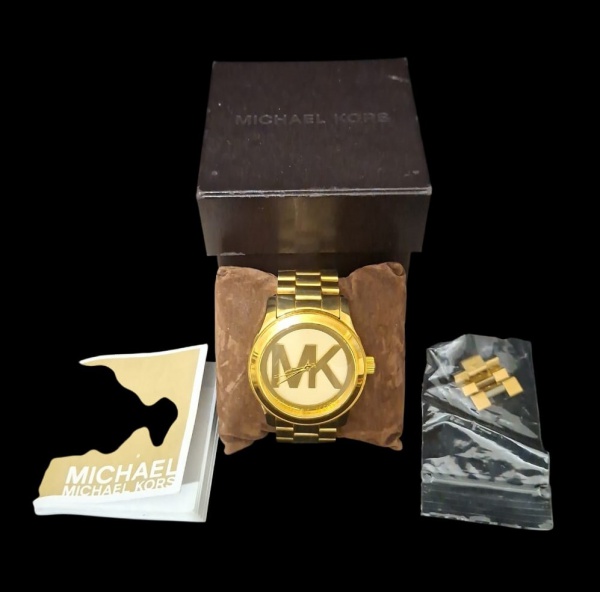 Relógio Michael Kors MK dourado modelo "Runway Logo" Diâmetro 5 cm - Peso 190g - - Marca: Michael Kors. Marca de moda americana, linha "fashion watch" fabricada pela Fossil Group- Modelo: Runway MK Lo