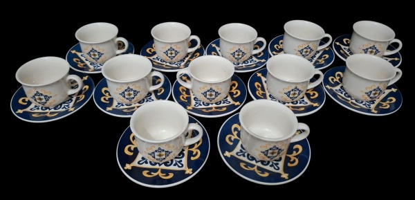 Conjunto de 12 xícaras de chá/café com pires em porcelana Oxford estampada - - Tipo: Conjunto completo de xícaras e pires. Padrão geométrico azul marinho e dourado sobre fundo branco- Material: Porcel