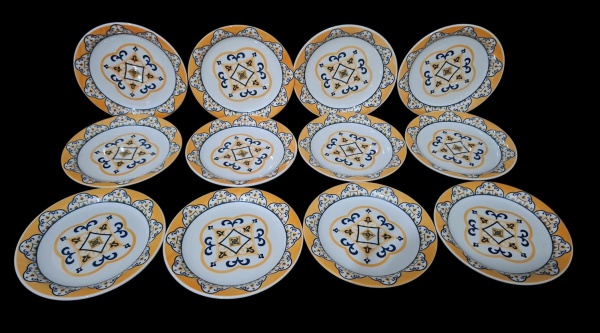 Jogo de 12 pratos rasos em porcelana Oxford estampada amarelo e azul - - Tipo: Conjunto de 12 pratos rasos, padrão azulejo mediterrâneo- Material: Porcelana ou faiança vitrificada. Estampa de transfer