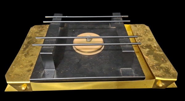 Rechaud/Suporte para aquecimento em metal preto e dourado - - Tipo: Rechaud ou suporte para aquecimento de mesa. Base em metal preto com grade superior e laterais em latão/inox dourado- Uso: Serve pra