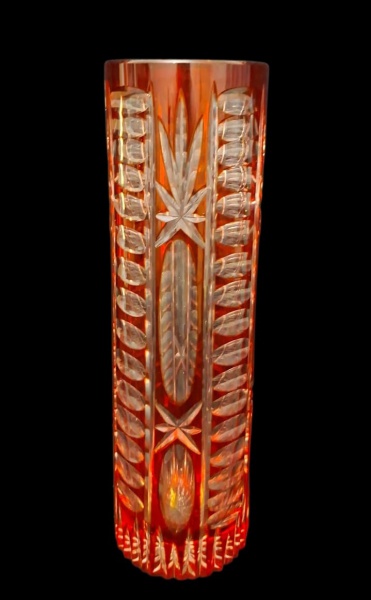 Vaso em cristal overlay vermelho lapidado - Tipo: Vaso cilíndrico alto em cristal overlay vermelho. - Material: Cristal pesado com camada externa vermelha e interior incolor. Lapidação manual em padrã