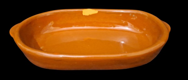 Travessa refratária em cerâmica Motta esmaltada marrom Med. 29cm x 16cm x 5cm - - Tipo: Travessa refratária oval rasa com alças laterais. Formato clássico pra lasanha, batata gratinada, forno- Materia