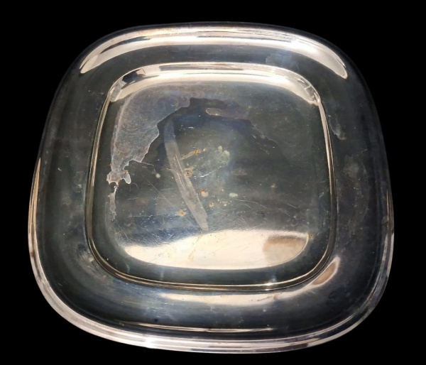 Bandeja quadrada banhada a prata - - Formato: Quadrada/quase quadrada, cantos arredondados, borda dupla- Material: Metal base com banho de prata - não é prata 925 maciça. Manchas escuras = base aparec