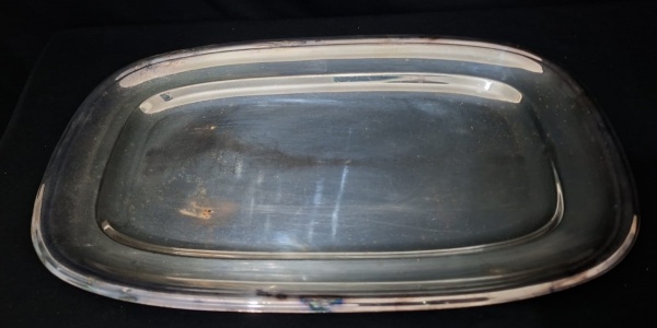 Bandeja retangular banhada a prata - Med. 46cm x 29,5cm - - Formato: Retangular com cantos arredondados, borda dupla rebaixa- Material: Metal base com banho de prata - manchas escuras + pontos marrons