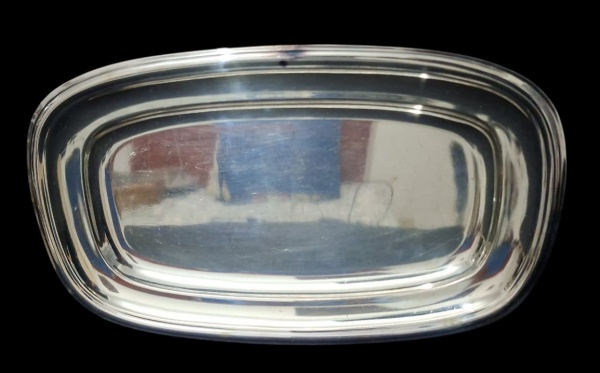 Bandeja retangular banhada a prata - Med. 36,5cm x 23cm - Superfície: Centro espelhado, reflexo limpo. Riscos muito leves, quase imperceptíveis - - Banho: Banho de prata ainda grosso e uniforme. Borda