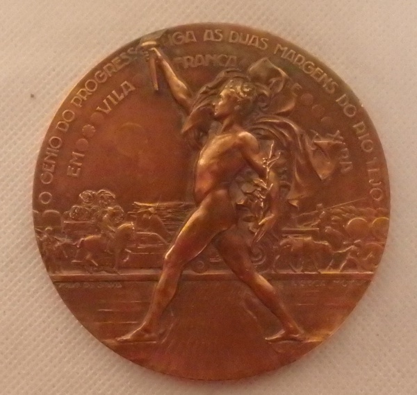 Medalha do Ministério das Obras Públicas de Portugal, concedida por ocasião da inauguração da Ponte Marechal Carmona, em 1951, pela Junta Autônoma de Estradas. assinada pelo gravador João da Silva. Fa