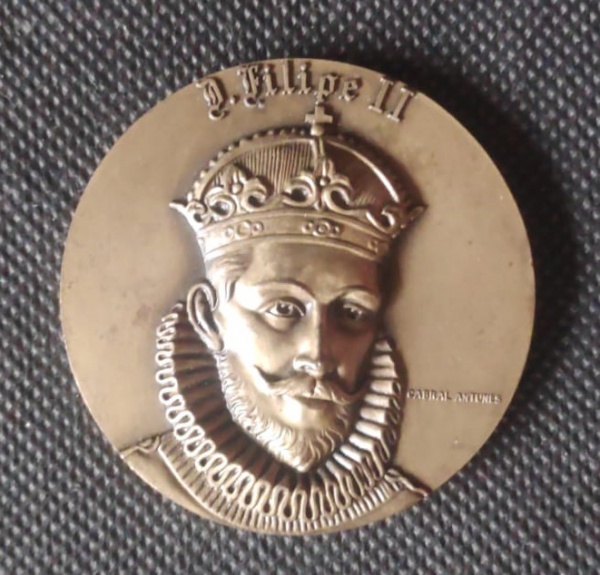 Medalha de Bronze de D. Filipe II com imagem em relevo na parte central parte posterior com inscrições e datação 1598 - 1621. Diam 60mm