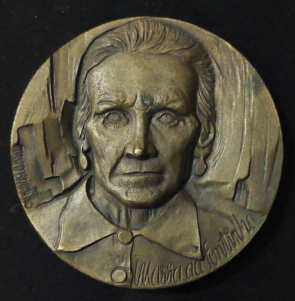 Medalha Broze - ''Casa Museu Maria da Fontinha'' - Além do Rio-Castro Daire. Marca do gravador Vasco Berardo. Peso:316 g - Diam. 9cm