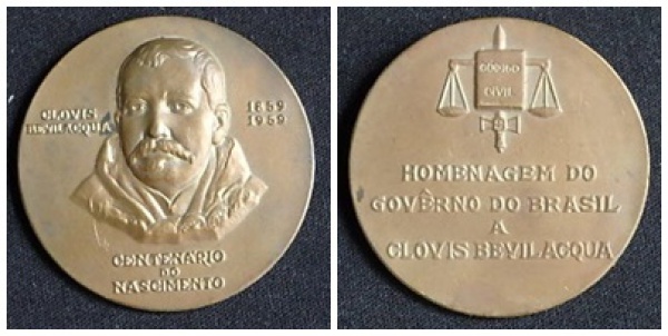 MEDALHA - Comemorativa pelo "Centenário do Nascimento de Clóvis Bevilacqua. Homenagem do Govêrno do Brasil a Clovis Bevilacqua". ANVERSO - Ao centro em relevo o Busto do Grande Jurista - Diâmetro 5 cm