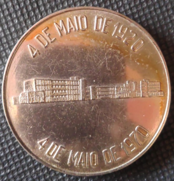 MEDALHA comemorativa do cinquentenário da fundação da Faculdade de Medicina U.F Pe. 4 de maio de 1920 à 4 de maio de 1970. Diâmetro 50mm